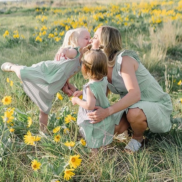 Beautiful Pleated Pale Green Flutter Sleeve Dress - Picture 4 of 6